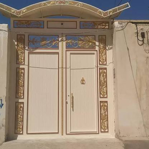 رنگ درب حیاط سفید کرم