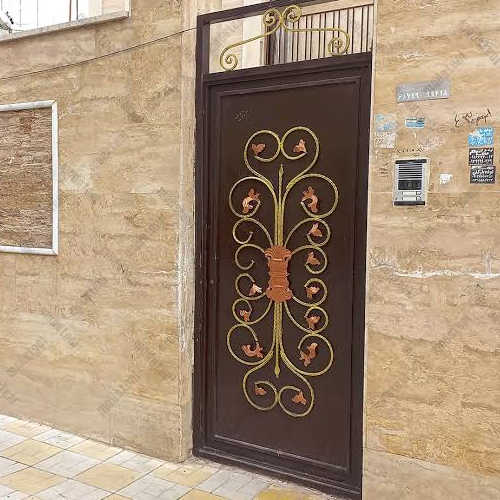 رنگ درب حیاط فندقی